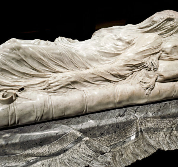 Le Christ Voilé de Giuseppe Sanmartino, chef-d'œuvre de sculpture en marbre aux détails anatomiques saisissants, conservé à la Chapelle Sansevero à Naples.