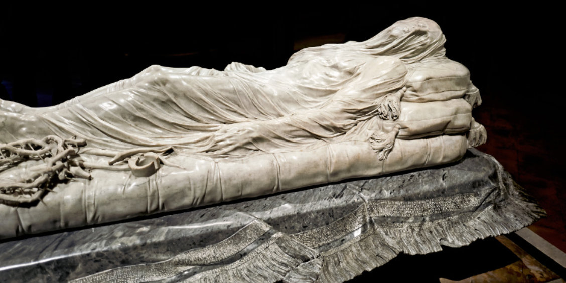 Le Christ Voilé de Giuseppe Sanmartino, chef-d'œuvre de sculpture en marbre aux détails anatomiques saisissants, conservé à la Chapelle Sansevero à Naples.