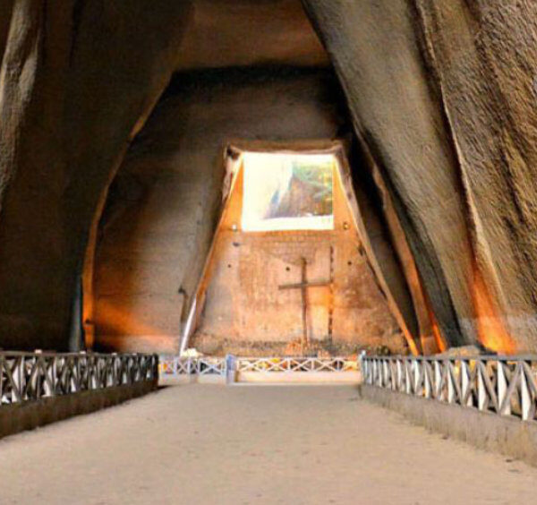 Les immenses galeries creusées dans le tuf du cimetière des Fontanelle à Naples