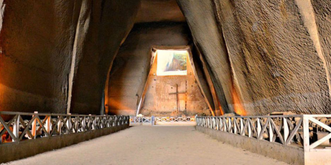 Les immenses galeries creusées dans le tuf du cimetière des Fontanelle à Naples