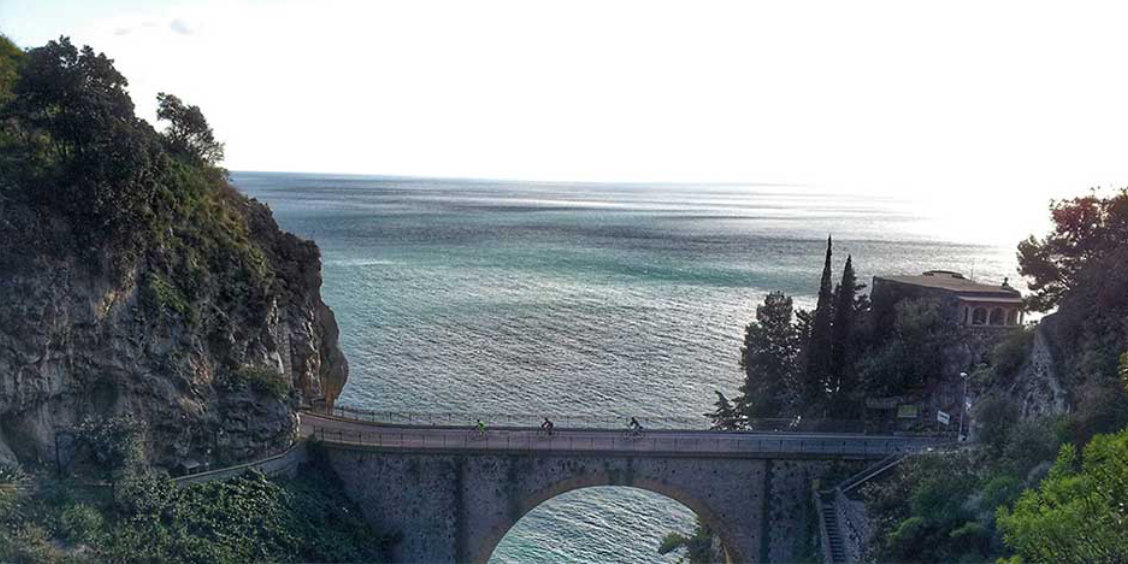 Circuit à vélo près de Sorrente avec pont côtier, mer et route panoramique.