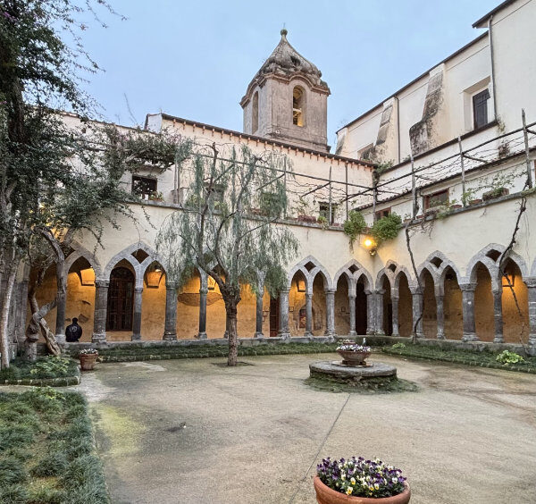 Cloître de Saint-François à Sorrente avec arcades anciennes et jardin.