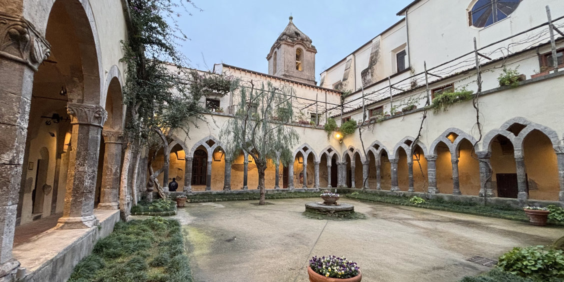 Cloître de Saint-François à Sorrente avec arcades anciennes et jardin.