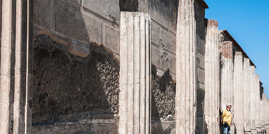 Colonnes antiques cannelées et murs de pierre dans les ruines de Pompéi.