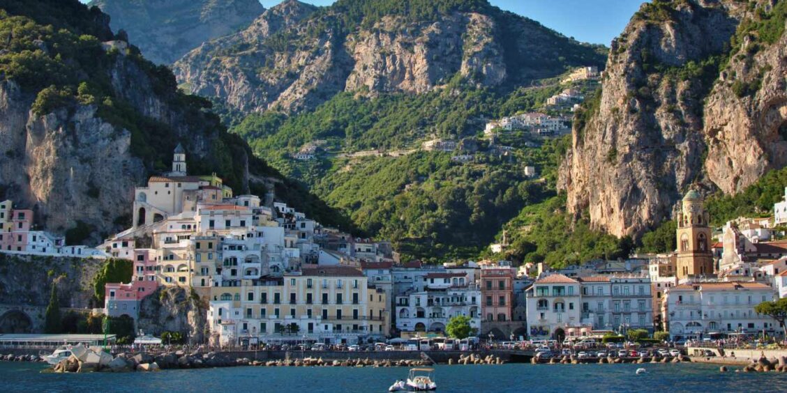 Vue panoramique du village d'Amalfi entre mer et montagnes sur la Côte Amalfitaine.