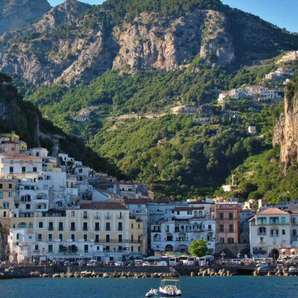 Vue panoramique du village d'Amalfi entre mer et montagnes sur la Côte Amalfitaine.