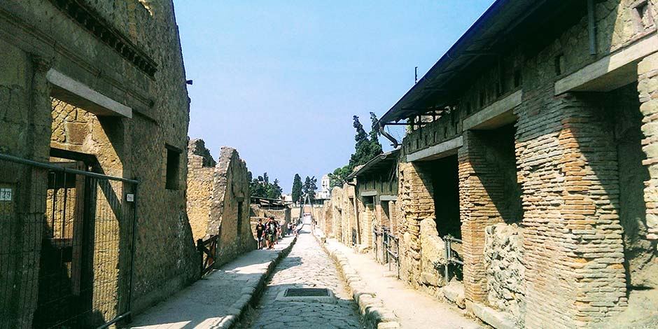 Rue antique du site archéologique d’Herculanum, avec maisons romaines et vestiges près de Naples.