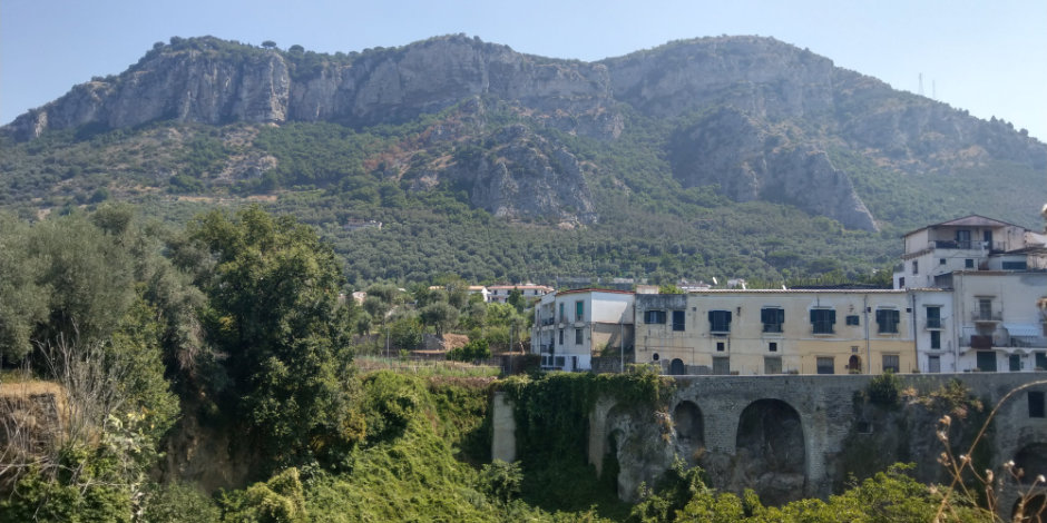 Comment arriver à Meta depuis Sorrente, avec vue sur les collines, les montagnes et le paysage de la côte de Sorrente.