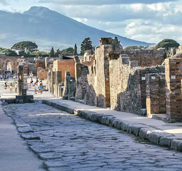Une rue pavée antique bordée de ruines romaines à Pompéi