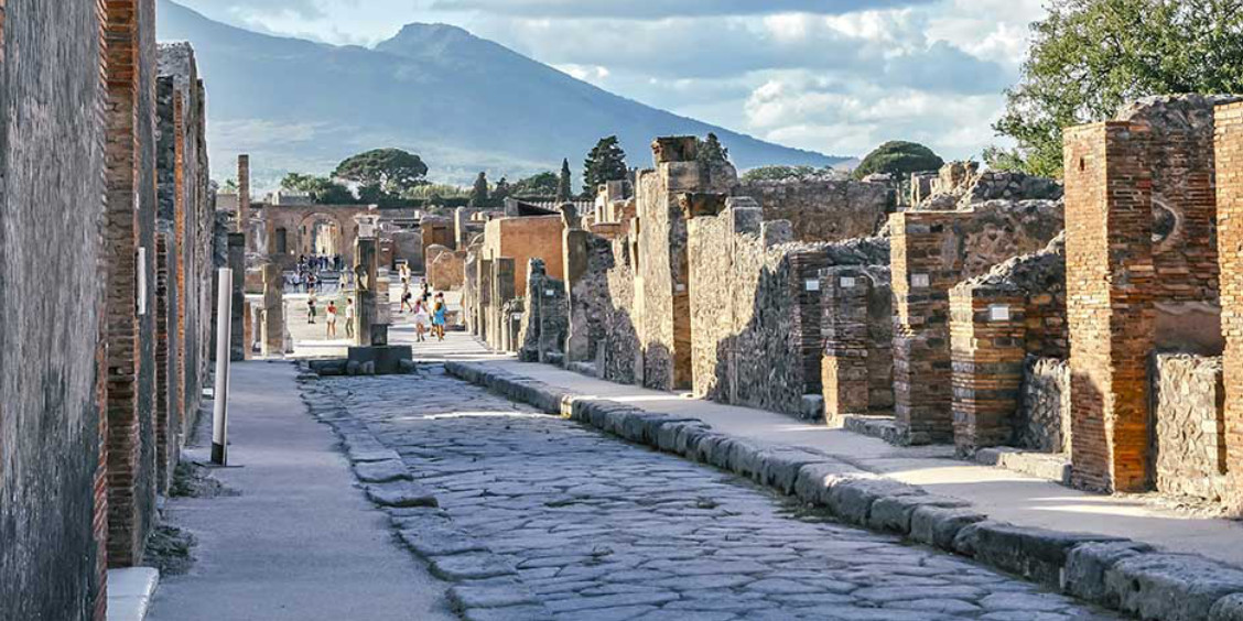 Une rue pavée antique bordée de ruines romaines à Pompéi