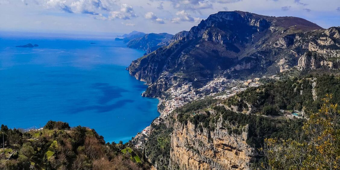 Vue panoramique sur Positano, les falaises et la mer bleue de la Côte Amalfitaine.