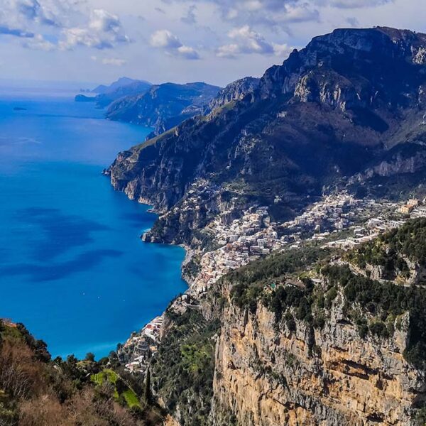 Vue panoramique sur Positano, les falaises et la mer bleue de la Côte Amalfitaine.
