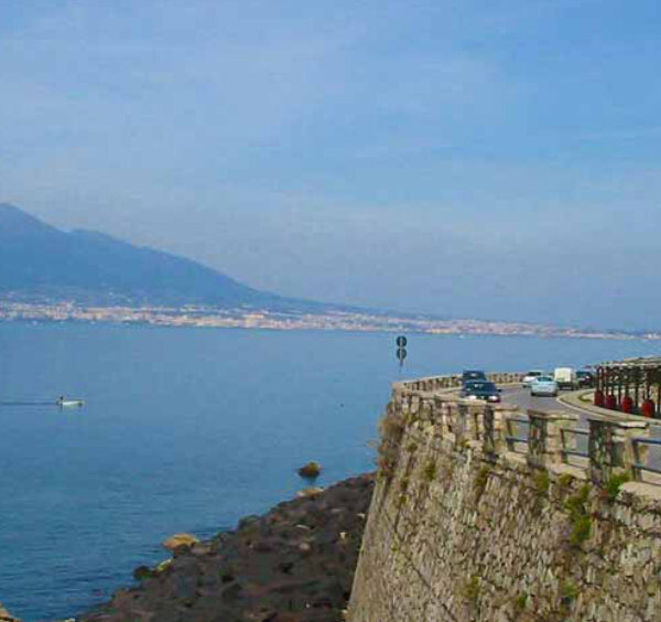Route côtière vers Sorrente depuis Rome avec vue sur le Vésuve et le golfe de Naples.