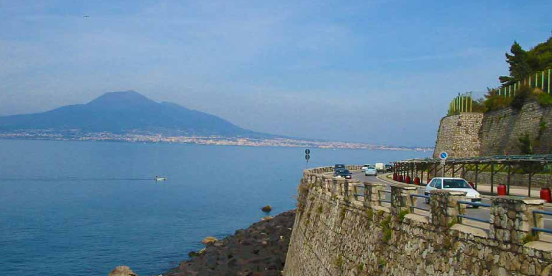 Route côtière vers Sorrente depuis Rome avec vue sur le Vésuve et le golfe de Naples.