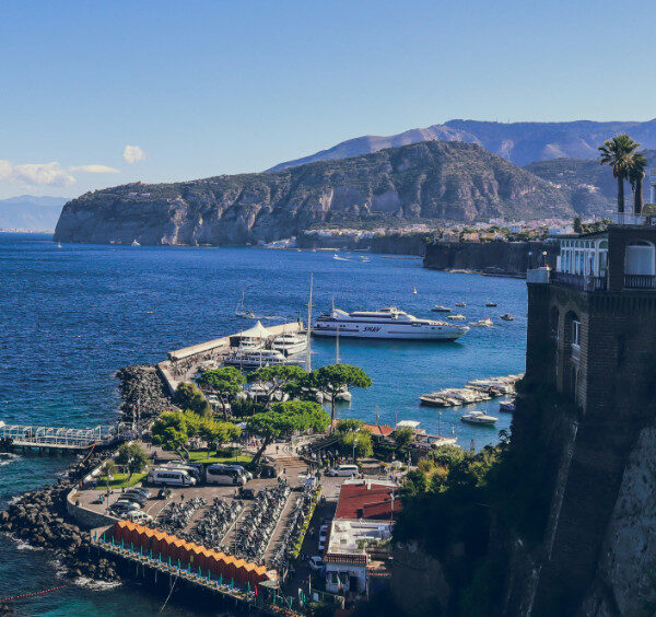 Vue panoramique sur le port de Sorrente, la mer et les falaises de la côte.