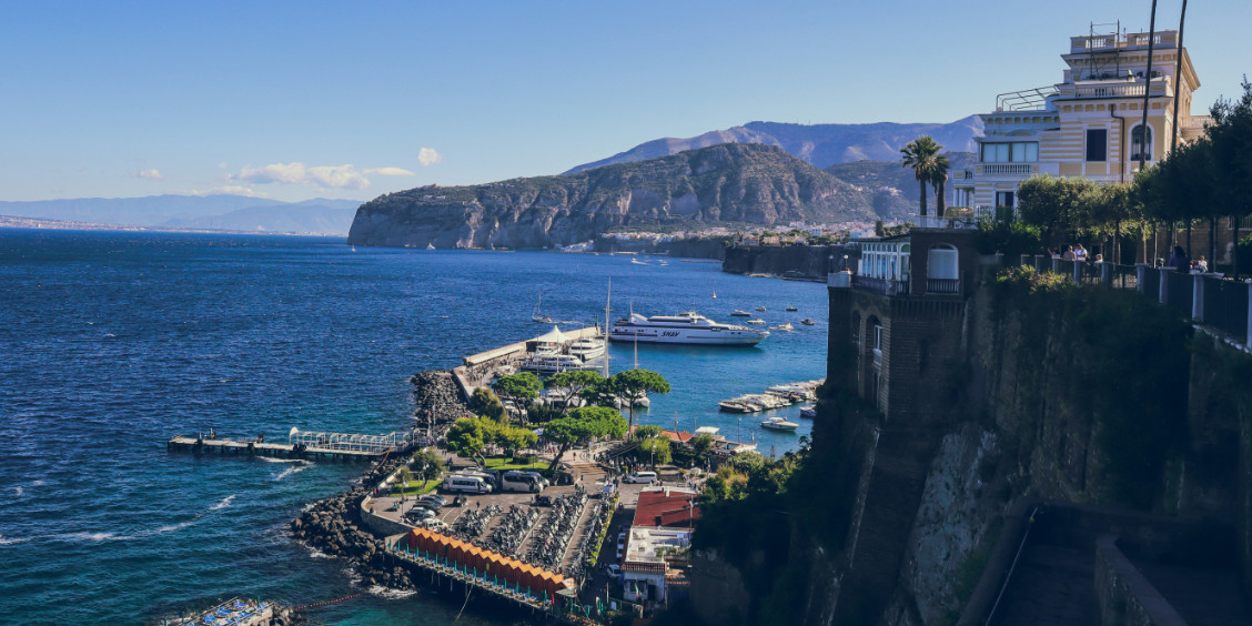 Vue panoramique sur le port de Sorrente, la mer et les falaises de la côte.
