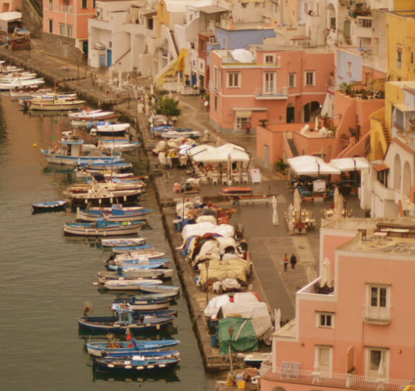 Vue panoramique sur les maisons colorées et les bateaux de Marina Corricella à Procida.