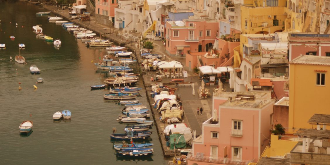Vue panoramique sur les maisons colorées et les bateaux de Marina Corricella à Procida.