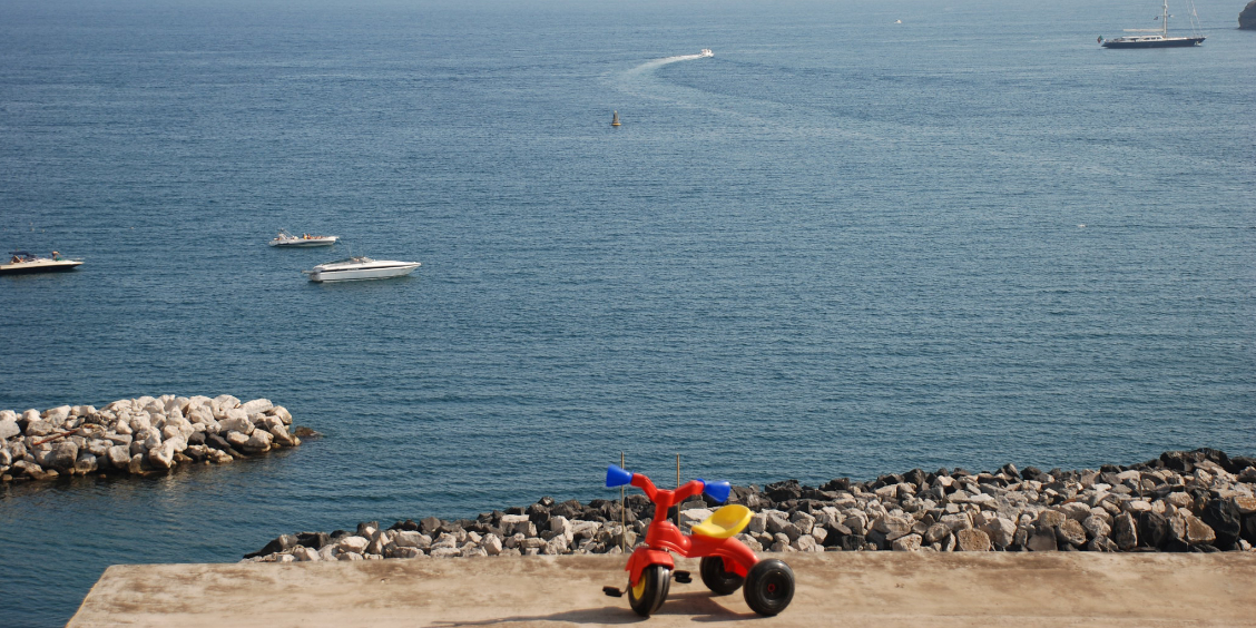 Un petit tricycle face à la mer à Procida.