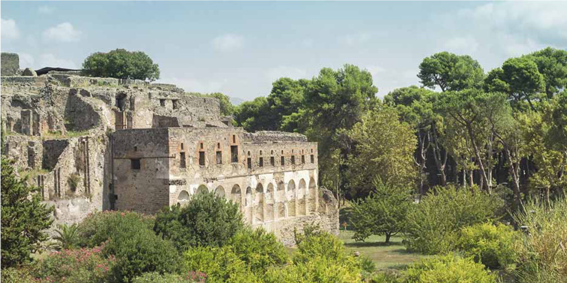 Ruines antiques de Pompéi entourées de verdure.