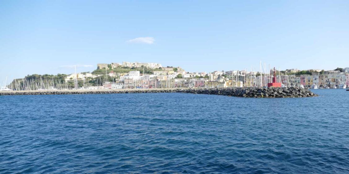 Arrivée par la mer sur l’île de Procida.