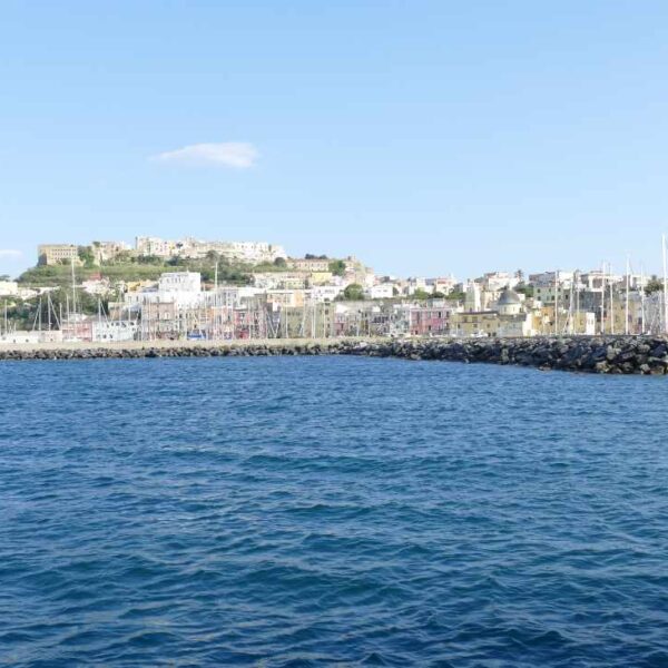 Arrivée par la mer sur l’île de Procida.