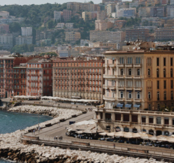 Vue sur la Riviera di Chiaia à Naples avec immeubles élégants, promenade en bord de mer et littoral.