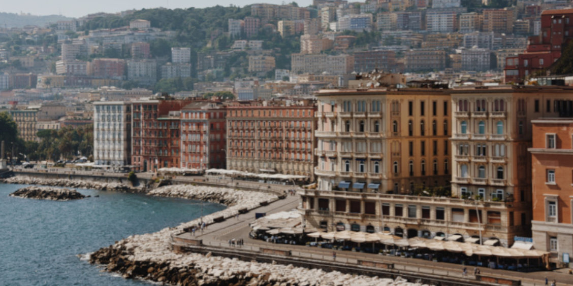 Vue sur la Riviera di Chiaia à Naples avec immeubles élégants, promenade en bord de mer et littoral.