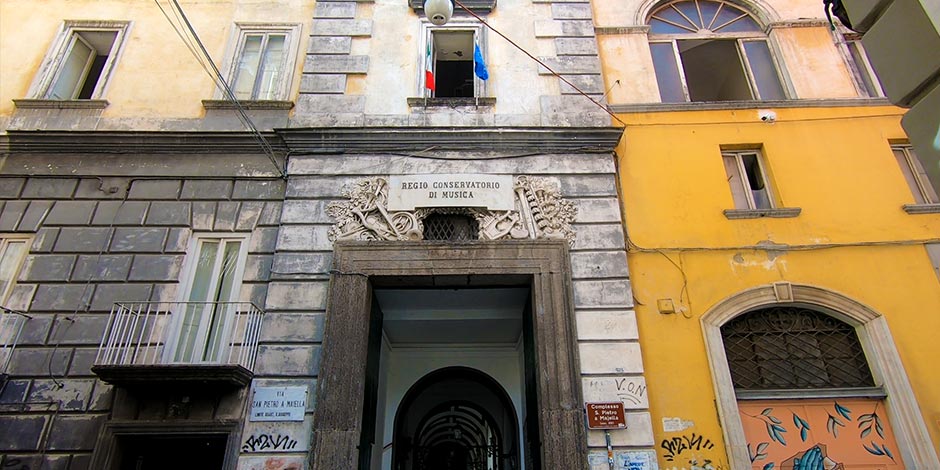 Entrée du conservatoire San Pietro a Majella à Naples, bâtiment historique dédié à la musique dans le centre-ville.