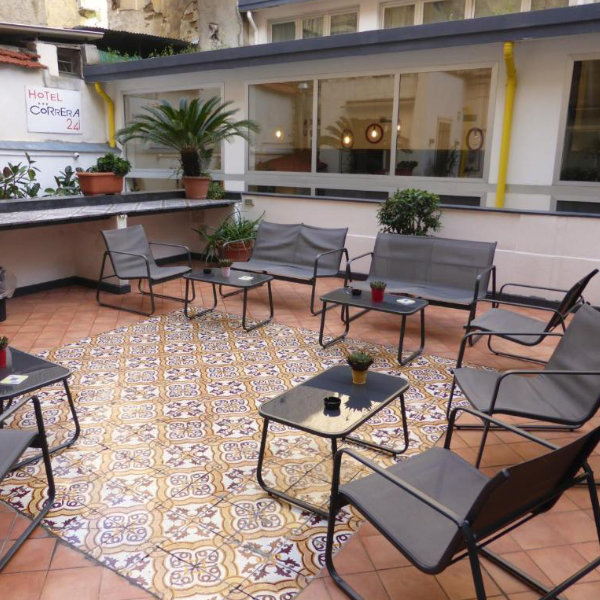 Terrasse spacieuse ornée de carreaux de majolique traditionnels et de mobilier de salon extérieur.