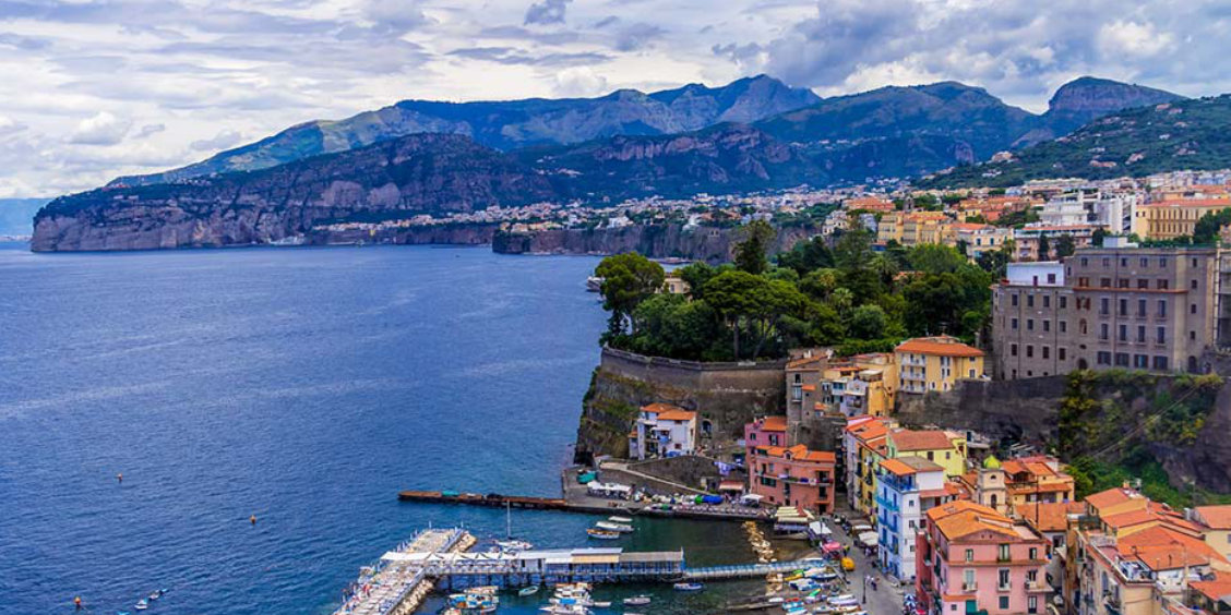 Sorrente en décembre avec Marina Grande, maisons colorées, mer et montagnes en arrière-plan.
