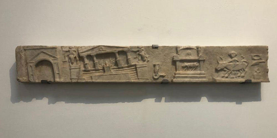 Ancien bas-relief romain en pierre calcaire décrivant des scènes de temple et de sacrifice.