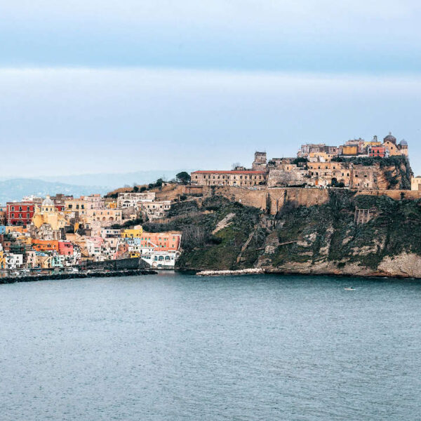 Panorama de Procida mettant en valeur Terra Murata et les maisons pastel de Marina Corricella, Campanie.