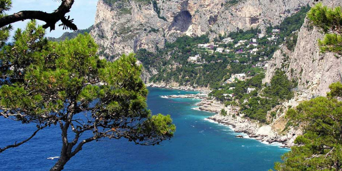 Vue panoramique sur les eaux turquoise et les falaises verdoyantes de Marina Piccola à Capri.