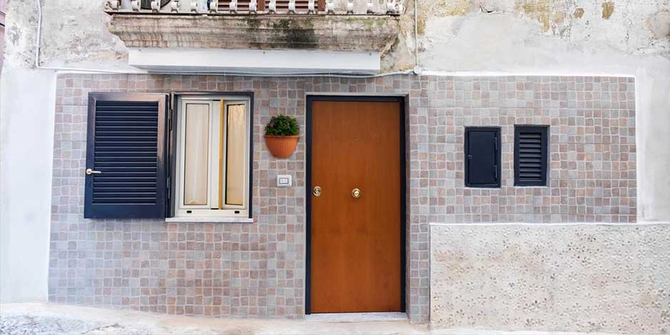 Entrée typique d’un logement insolite à Naples dans le centre historique avec façade traditionnelle.