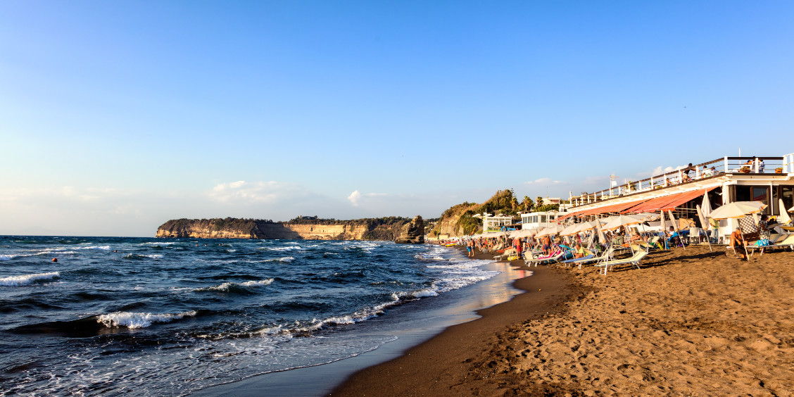 Vue sur la plage de la Chiaiolella à Procida et ses établissements balnéaires.