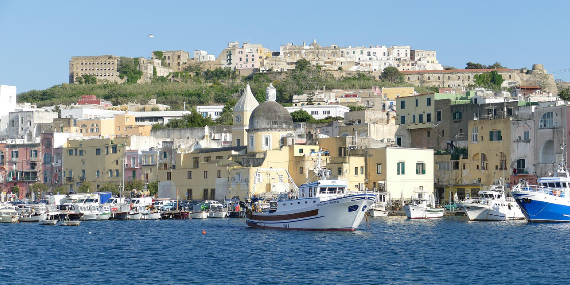 Le port de Marina Grande à Procida avec ses bateaux de pêche et le bourg de Terra Murata.