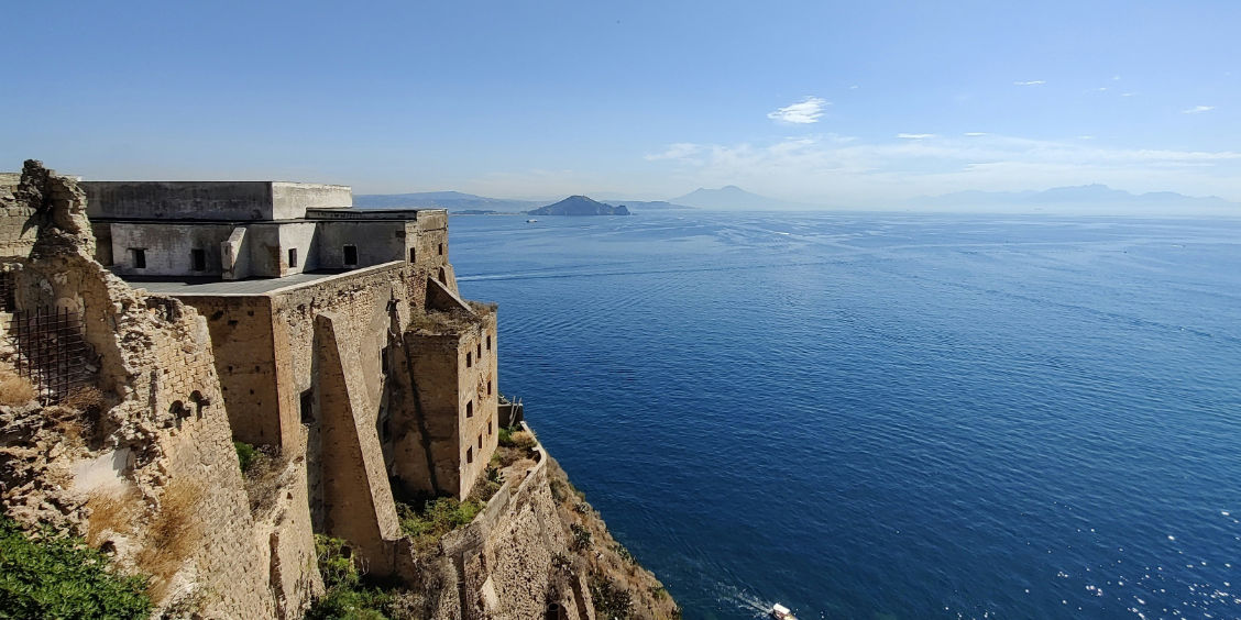 Vue panoramique depuis Terra Murata sur la mer et les côtes de l'île de Procida.