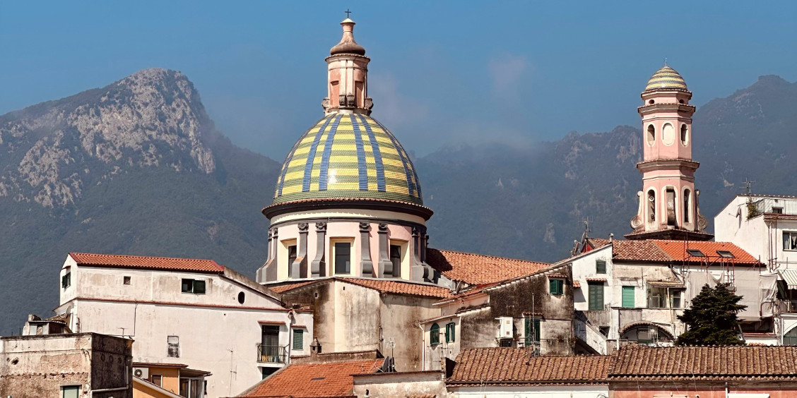 Dôme en majolique colorée de l'église San Giovanni Battista à Vietri sul Mare.