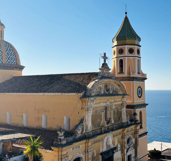L'église San Gennaro à Praiano avec son dôme en majolique surplombant la mer.