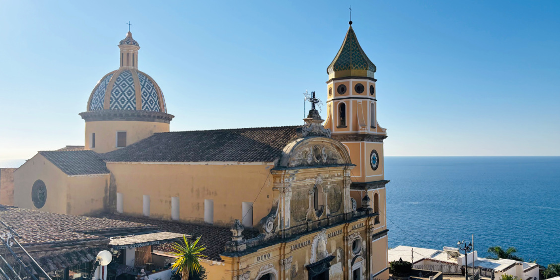 L'église San Gennaro à Praiano avec son dôme en majolique surplombant la mer.