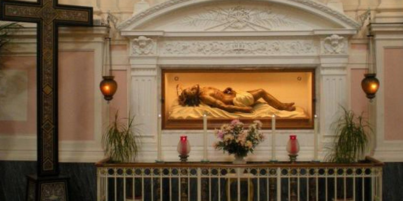 Intérieur de l’église des Servi di Maria à Sorrente avec statue du Christ et décor religieux.