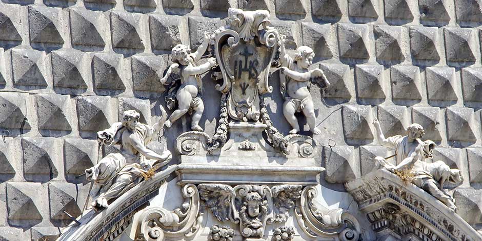 Façade de l’église du Gesù Nuovo à Naples avec décor en pierre à pointes de diamant et sculptures baroques.