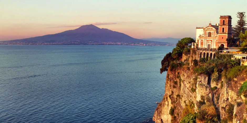 Église Santa Maria Annunziata à Vico Equense, perchée sur une falaise face au Vésuve et au golfe de Naples.
