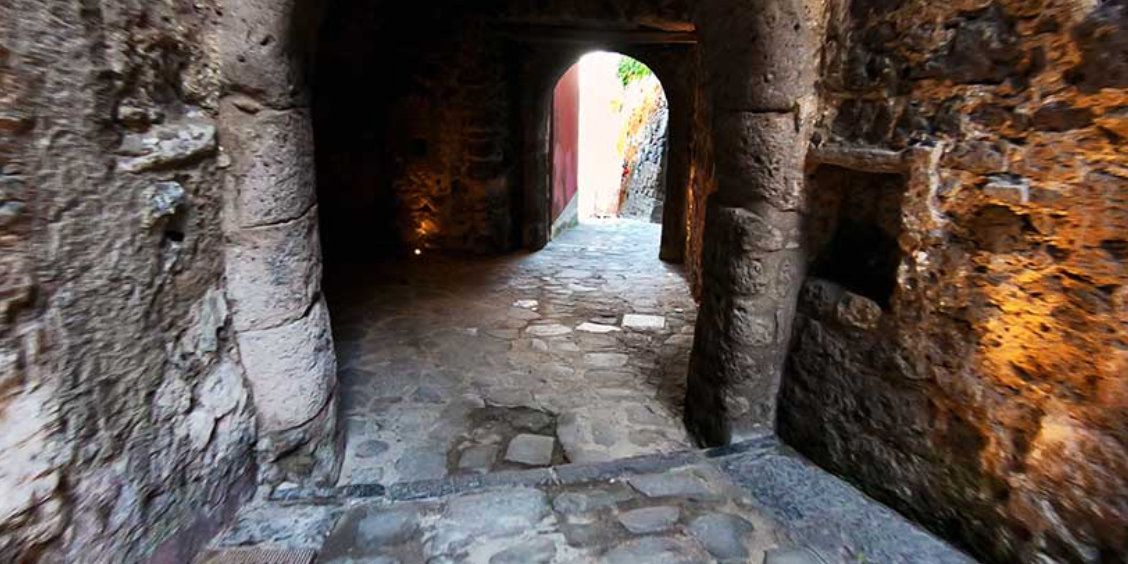 Ancienne porte de Marina Grande à Sorrente avec passage voûté et murs en pierre.