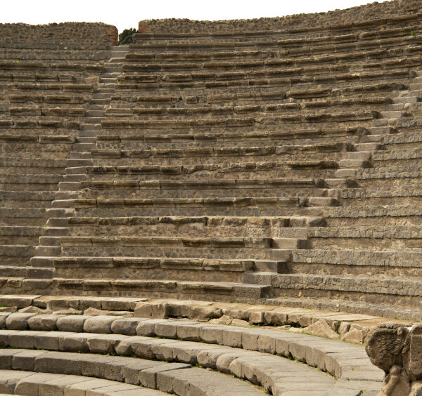 Gradins en pierre semi-circulaires d'un théâtre antique à Pompéi.