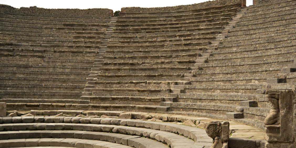 Gradins en pierre semi-circulaires d'un théâtre antique à Pompéi.