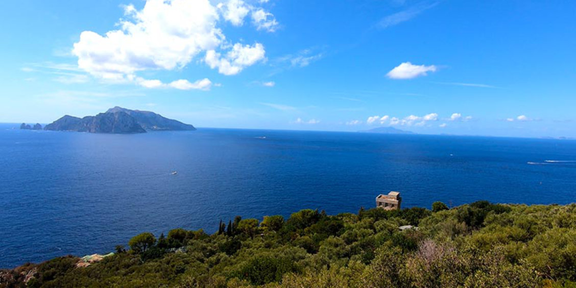 Vue depuis Punta Campanella sur Capri, la mer bleue et la côte de Sorrente.
