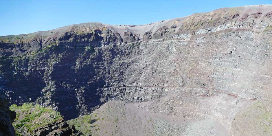 Vue plongeante dans l'immense cratère du Vésuve.