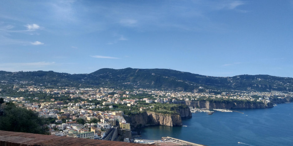 Excursions depuis Meta, avec panorama sur Sorrente, la mer et le golfe de Naples.